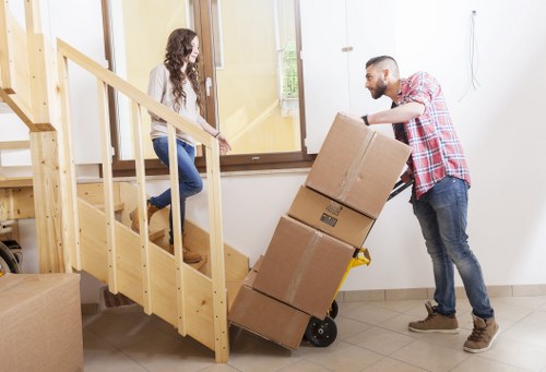 Commercial and residential moving truck hire support in Roehampton